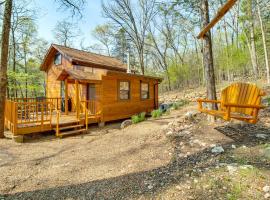 Walk to White River: Cotter Cabin w/ Fire Pit!，位于Cotter的酒店