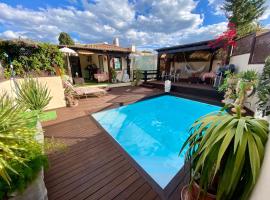 Bungalow Aloha, Piscina Privada, Playa y Barbacoa，位于贝纳尔马德纳的简易别墅