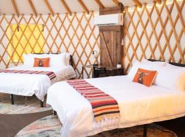 Johnny Yurts - The Lone Star，位于约翰逊城的酒店