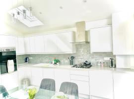 3-Bedroom House in Windsor-Heathrow，位于温莎的酒店