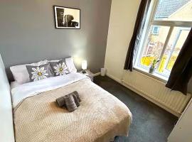 5BR House w Garden Near Stadium，位于莫法特的酒店