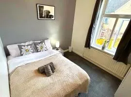 5BR House w Garden Near Stadium