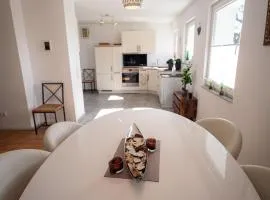 Wohlfühloase - Moderne Ferienwohnung mit großem eingezäuntem Garten in Alleinlage an Feld & Wald, Natur pur trifft auf Komfort, Wellness und gute Erholung