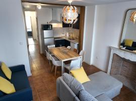 Grand appartement de ville avec 2 places de parking privées intérieur，位于Beuvrages的酒店