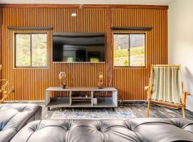 Nature Retreat Views, Grill, Jacuzzi & Glamping，位于瓜尔内的酒店