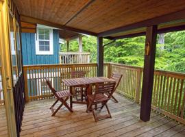Tide and Trail- Cabin in Ucluelet，位于尤克卢利特的酒店