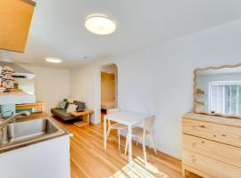 5 Mi to Dtwn Los Angeles Apt with Outdoor Space!，位于洛杉矶的酒店