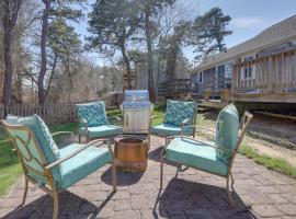 Swan River Views, BBQ Ready West Dennis Home，位于西丹尼斯的酒店