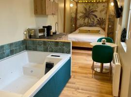 Les Secrets de la Baie - La Jimbaran - Suite d'exception Spa & Sauna，位于埃塔普勒的酒店