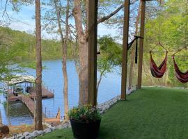 Lake Hartwell Waterfront Retreat - Toccoa，位于Toccoa的酒店