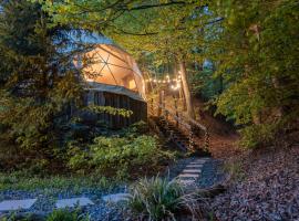 Glamping, Hot Tub & Projector by Nidumm Stay，位于马里博尔的豪华帐篷