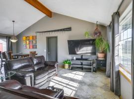 Yard Space with Fire Pit Kenai Getaway!，位于基奈的酒店