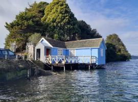 Cabin on the water, on a small island，位于琼奇的酒店