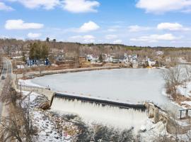 The Barn - Pet Friendly and Lake View，位于Pittsfield的酒店