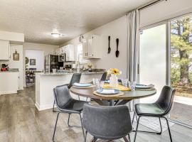 9 Mi to Dtwn Indianapolis Family-Friendly Home!，位于印第安纳波利斯的酒店
