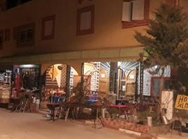 almou auberge Imilichil，位于Imilchil的酒店