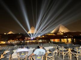 The Pyramids Hotel，位于十月六日城的酒店