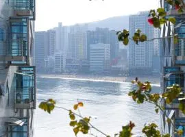 1 minute to the beach! Free parking! Sauna and gym