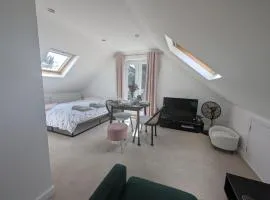 Deluxe 1 Bed Apartment with Ensuite & Kitchenette