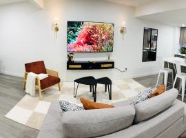 Coziest & Modern Basement Retreat East of Calgary，位于Chestermere的酒店