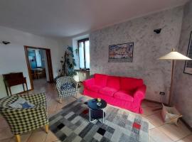 La Casa di Anna，位于Comabbio的酒店