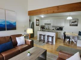 Beaver Creek, Avon condo, walk to ski shuttle - on the Eagle River，位于埃文的公寓