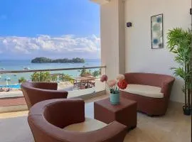 Stunning Bay View Condo, Pool
