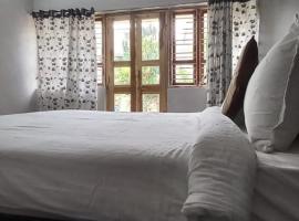 Feel At Home Homestay SWANKY，位于戈尔哈布尔的酒店