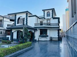 4Bhk Villa Private pool，位于古尔冈的酒店