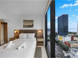 Modern Downtown Studio with Pool, Spa & Wellness