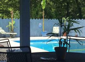 Kentucky Lake Pool Home in Moors Resort Area，位于Gilbertsville的酒店