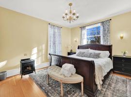 The Valley House Inn Sprague Suite，位于Huntsville的滑雪度假村