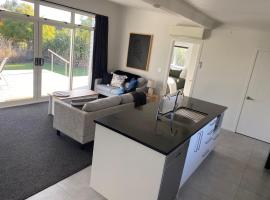 Modern & Comfy 2-Bedroom House，位于Newstead的酒店