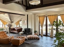 Newly Built Family Villa with a Hot Tub，位于索波特的乡村别墅