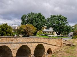 BRIDGE COTTAGES Sargeants & Armoury Cottages 1823 - HISTORY & CHARM，位于里士满的酒店