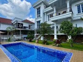 Villa putih 10 kamar