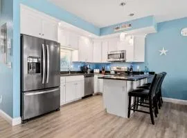 Harbor Hideaway 1 Block to Beach AC