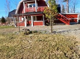 Persbacken i naturnära Ockelbo med fiske o Kungsberget när inpå,,,，位于Ockelbo的酒店