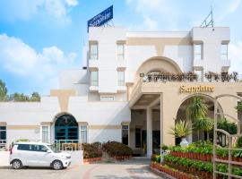 Hotel Sapphire，位于Jagādhri的酒店