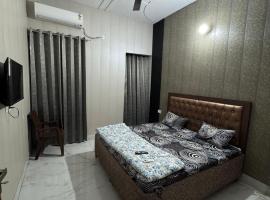 Independent House, 2 Bedroom, 2 Bath Livingroom,Lobby,kitchen,car parking，位于阿姆利则的酒店