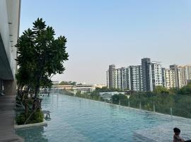 Luxury condo - BTS Punnawithi - Pool, Gym, Sauna，位于帕卡农区的酒店