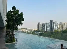 Luxury condo - BTS Punnawithi - Pool, Gym, Sauna