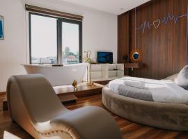 Ngàn Phố Studio & Love Hotel，位于大叻的公寓式酒店