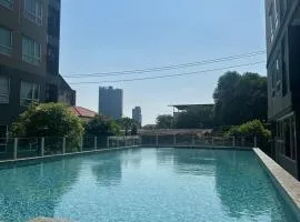 Modern Condo - BTS Bang Chak - Pool, Gym, Wi-Fi