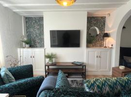 Comfy and Connected Standish Home - Two Mins from M6 Jct-27，位于斯坦迪什的酒店