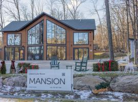 Luxury 6BR Mansion - Lakefront, Sauna, Hot Tub，位于Scotrun的酒店
