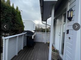 Centralised and cozy room available for a relaxed stay，位于桑内斯的酒店