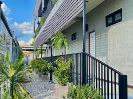 Dee Dee Apartments ChumPhae，位于春丕的酒店