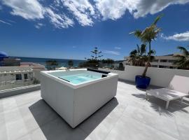 Villa Habana - Luxury beach apartment with rooftop spa，位于莫哈卡尔的酒店