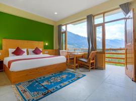 Wander Nest Manali Luxurious rooms with mountain peaks and waterfall view，位于马拉里的酒店